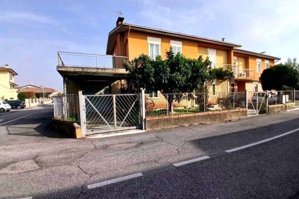 Villa Bifamiliare In Vendita A