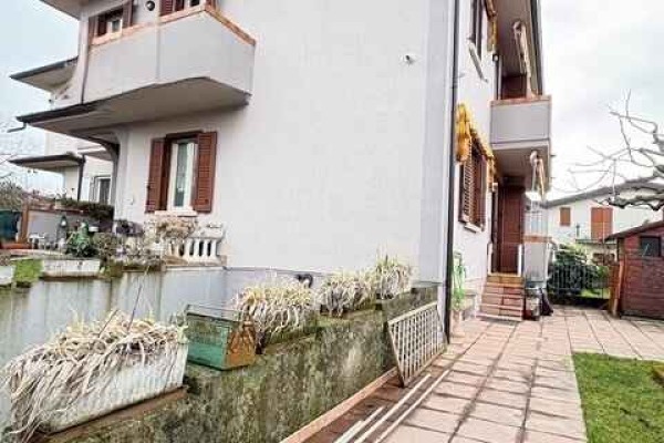 Villa Trifamiliare In Vendita 