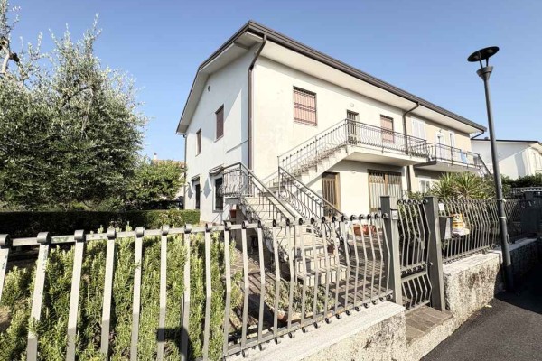 Villa Bifamiliare In Vendita A