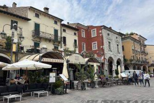 Locale Commerciale In Affitto 