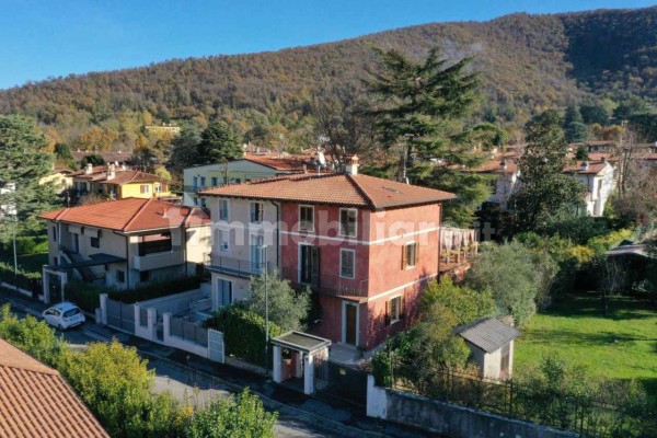 Villa Bifamiliare In Vendita A