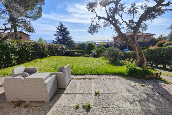 Villa Bifamiliare In Vendita A