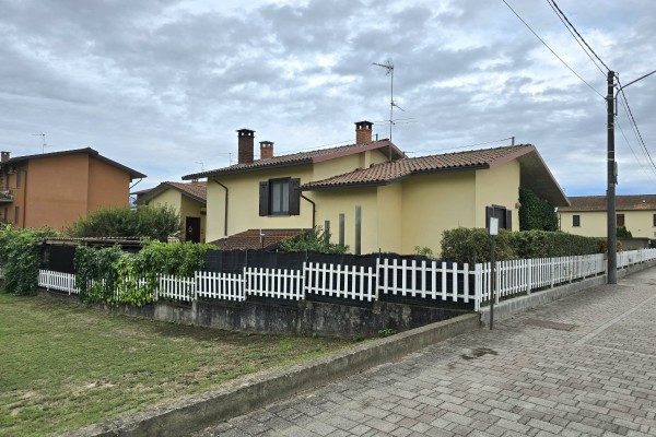 Villa Singola In Vendita A Som