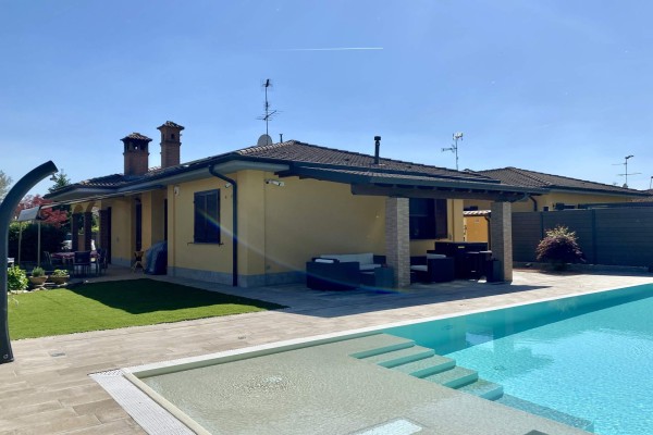 Villa Bifamiliare In Vendita A