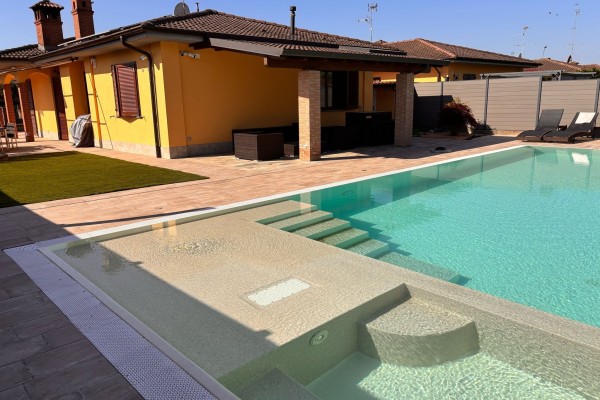 Villa Bifamiliare In Vendita A