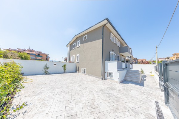 Villa Bifamiliare In Vendita A