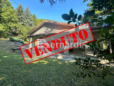 Villa circondata dai castagni.