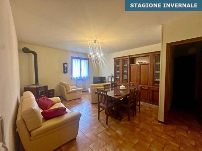 Ampio appartamento al piano ri...