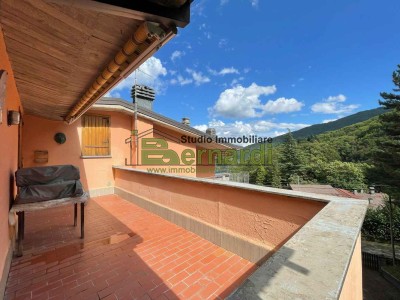 Trilocale in stile montano con...