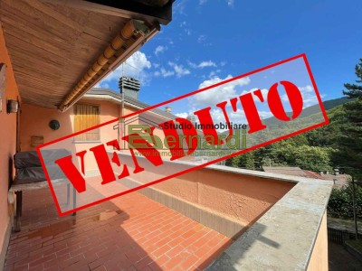 Trilocale in stile montano con...