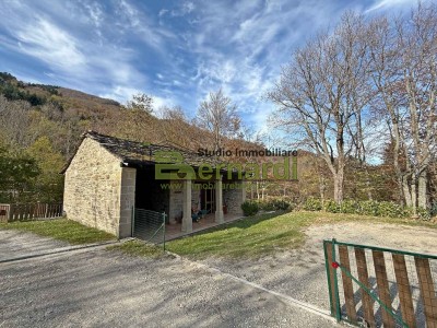 Tipico casello montano compres...