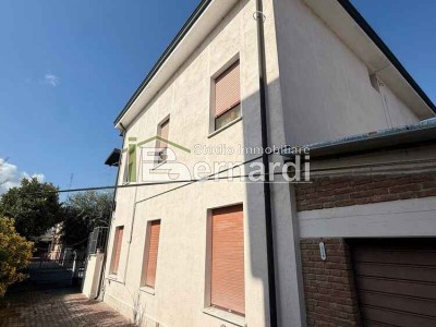 Villetta bifamigliare con gara...