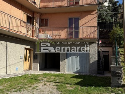Garage con posto auto.