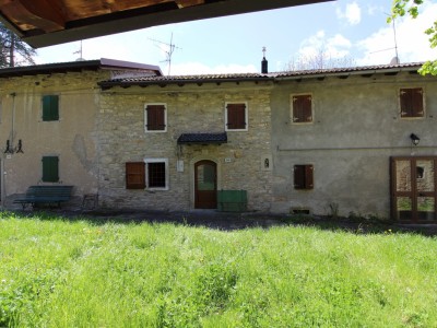 Abitazione in sasso con giardi...