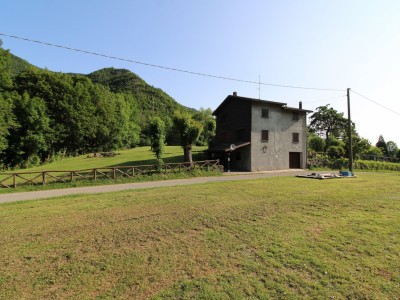 Abitazione con giardino a Casa...