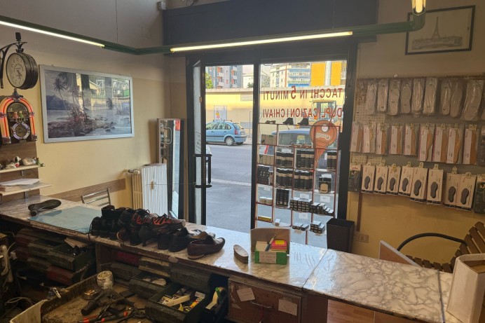 Negozio in Vendita a Milano 8 