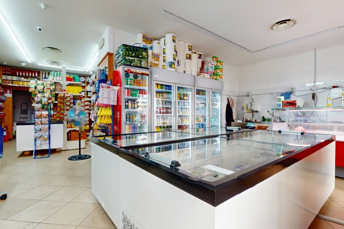 LOCALE COMMERCIALE ANGOLARE...
