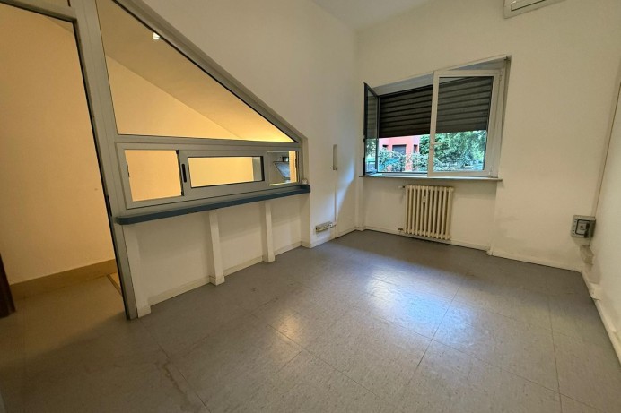 Negozio in Affitto a Milano 9 