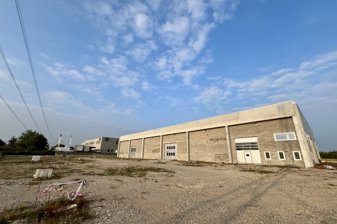 AMPIO CAPANNONE DI RECENTE ...