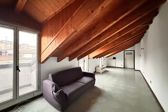 AMPIO TRILOCALE IN AFFITTO