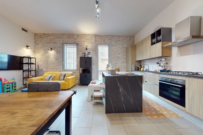 LUMINOSO TRILOCALE CON TERR...