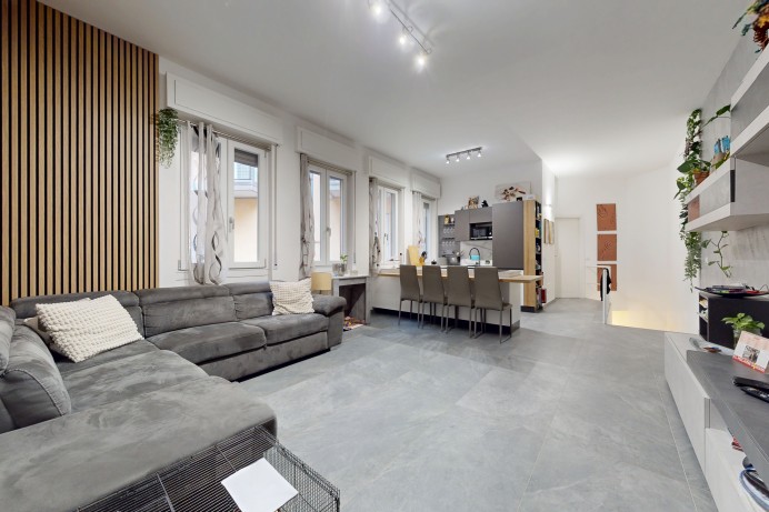 AMPIO TRILOCALE SU DUE LIVELLI