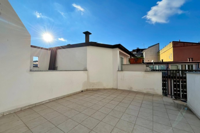 LUMINOSO MONOLOCALE CON TER...