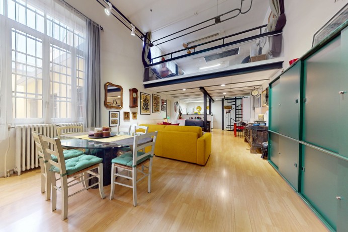 ESCLUSIVO QUADRILOCALE IN U...