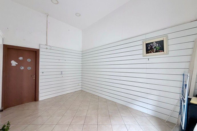 NEGOZIO CON DOPPIO INGRESSO...