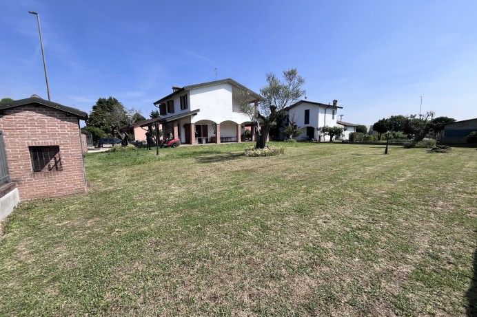 Villa Bifamiliare in Vendita a Milano 24 