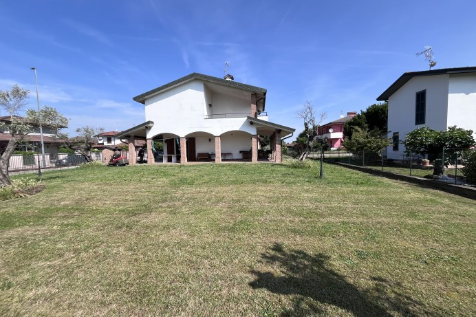 Villa Bifamiliare in Vendita a Milano 23 