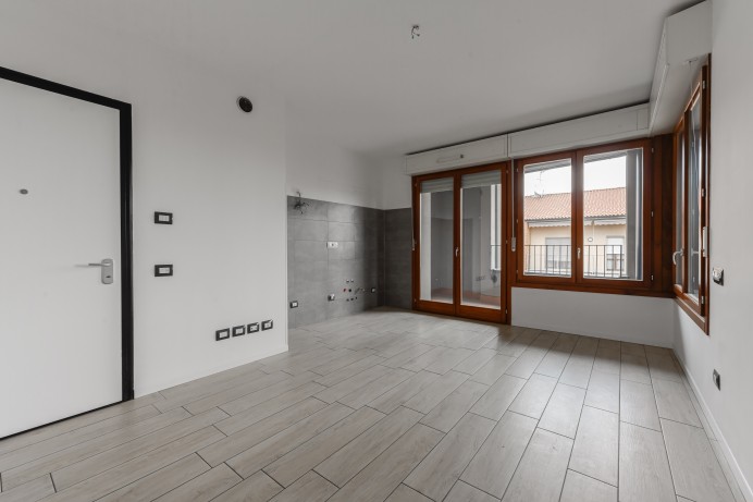 LUMINOSO BILOCALE RISTRUTTU...