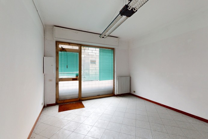 NEGOZIO IN VENDITA CON POSS...