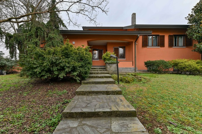 VILLA INDIPENDENTE CON AMPI...