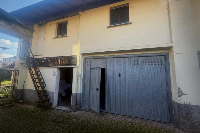 MAGAZZINO CON POSSIBILITA' ...