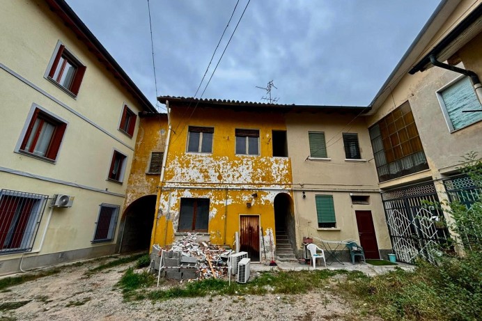 CASA DI CORTE IN VIA SANTA ...