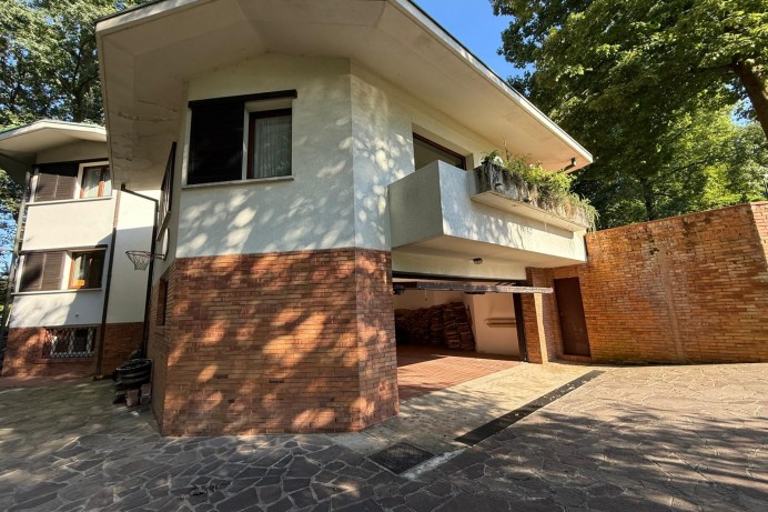 VILLA IN VIA LAMBRO 52, LESMO