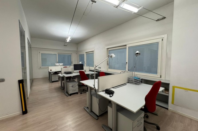 UFFCIO IN VIA MURATORI 6, M...