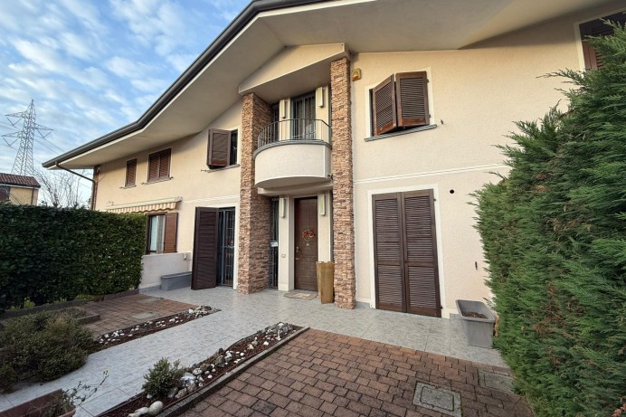 VILLETTA A SCHIERA SU TRE L...