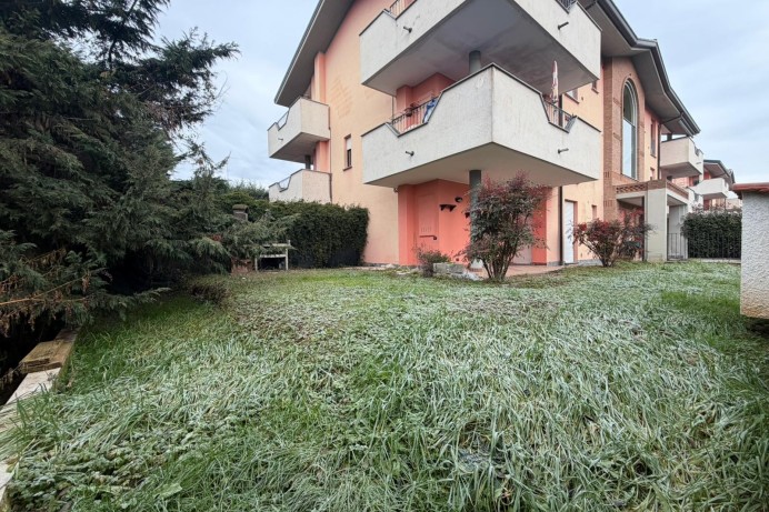 BILOCALE CON GIARDINO IN VI...