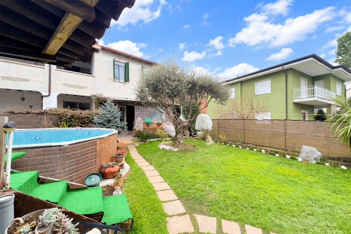 BILOCALE CON AMPIO GIARDINO...