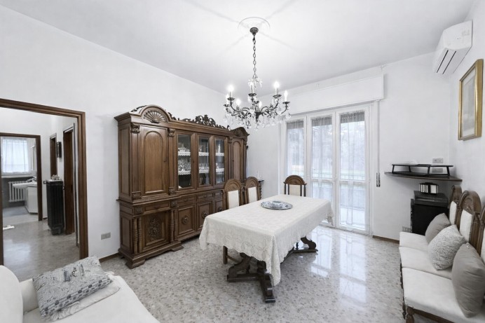 SEI LOCALI CON GIARDINO IN ...