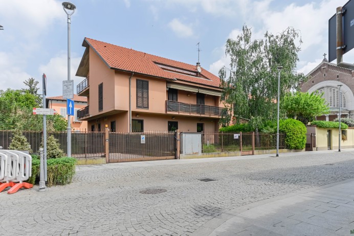 INTERO STABILE IN VENDITA I...