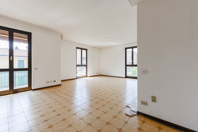 SEI LOCALI IN VENDITA IN VI...