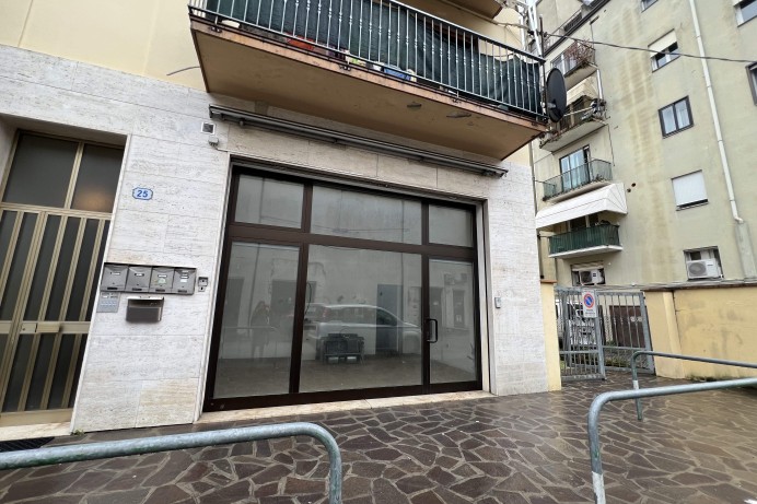Negozio in Vendita a Arcella 8 