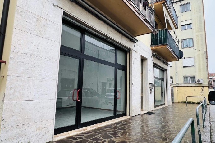 Negozio in Vendita a Arcella 8 