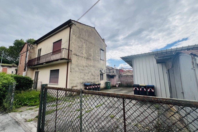 Villa Trifamiliare in Vendita a Paltana - Mandria 37 
