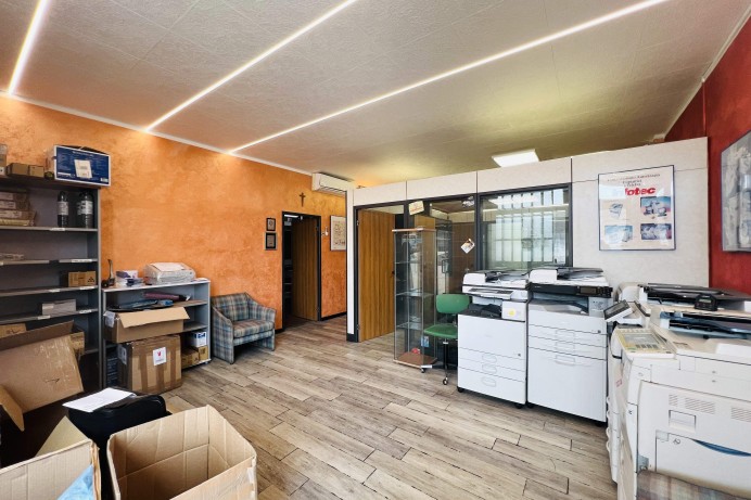 MAGAZZINO/UFFICIO CON TETTO...
