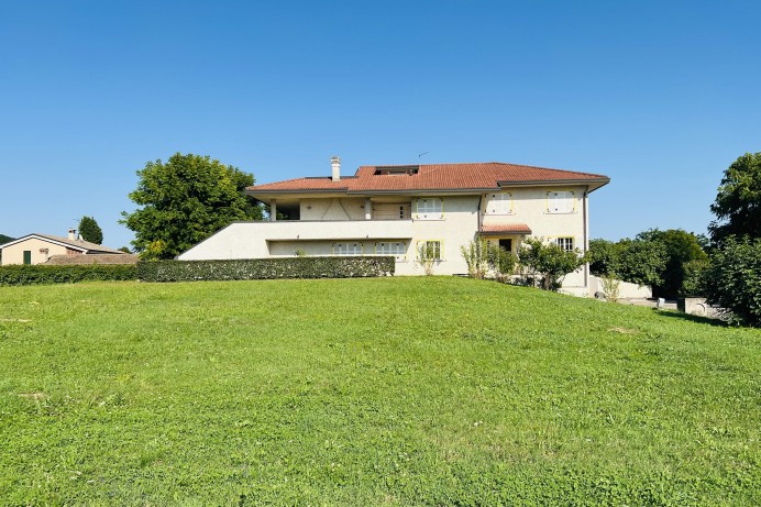 VILLA CON 15MILA MQ DI TERRENO