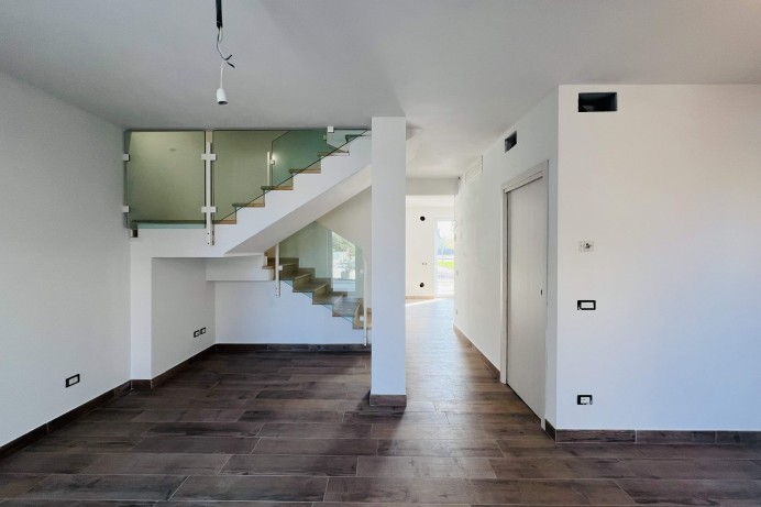 LUMINOSA VILLA BIFAMILIARE ...